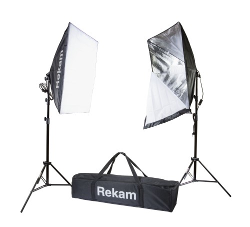 Rekam CL-250-FL2-SB Kit Комплект флуоресцентных осветителей •   комплект из 2-х флуоресцентных источников постоянного света;
•   суммарная мощность осветителей комплекта - 250 Вт (эквивалентна  1250 Вт лампы накаливания);
•   питание - от сети 220-230 В ~ 50 Гц.
