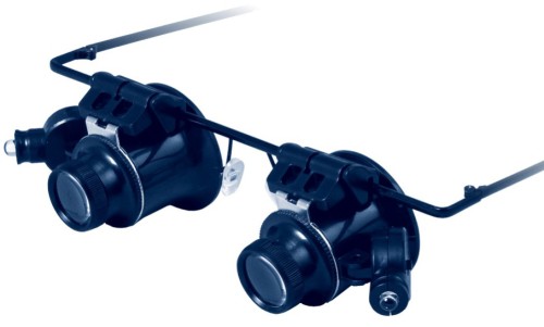 Лупа-очки Discovery Crafts DGL 30 •   лупа с 20-кратными линзами для обоих глаз;
•   линзы можно откидывать вверх, перемещать влево и вправо;
•   материал оптики – полимерное оптическое стекло;
•   светодиодная подсветка, угол наклона которой можно регулировать;
•   питание от батареек типа CR1620 (нет в комплекте).
