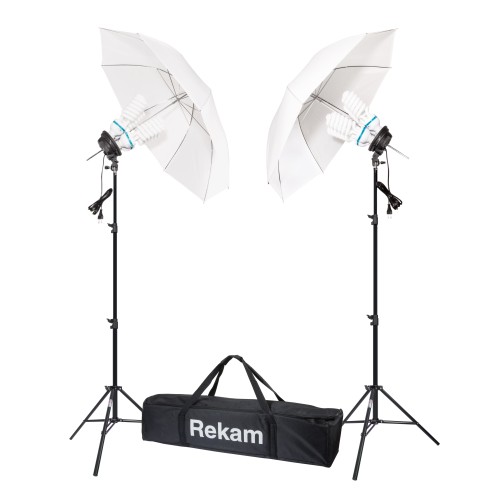 Rekam CL4-600-UM KIT Комплект флуоресцентных осветителей с зонтами •   2 флуоресцентных осветителя (5500 °K);
•   суммарная мощность комплекта - 600 Вт;
•   максимальная яркость всего комплекта эквивалентна 3000 Вт ламп накаливания;
•   наличие 2-х полупрозрачных фотозонтов Ø 93 см, работающих "на просвет", позволяет решать задачи и художественного освещения объекта съёмки;
•   небольшие габариты и вес комплекта позволяют использовать его и для выездных фото- и видеосъёмок;
•   питание осветителей - от сети 220-230 В ~, 50 Гц.
