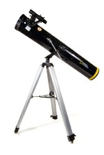 Телескоп Bresser National Geographic 114/900 AZ Рефлектор Ньютона с диаметром объектива 114 мм и фокусным расстоянием 900 мм. Подойдет начинающим пользователям. Установлен на азимутальной монтировке и оборудован оптическим искателем 6х. В комплекте 3 окуляра и линза Барлоу 3х. С комплектующими окулярами позволяет получить увеличение от 36 до 675 крат.