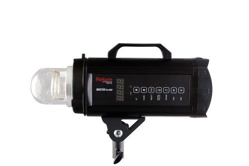 Импульсный осветитель Rekam EF-MP600 MASTER Pro с байонетом типа Bowens, 600 Дж, цифровое управление •	мощность импульса - до 600 Дж; 
•	пилотный свет - галогенная лампа 650 Вт; 
•	встроенный вентилятор; 
•	***универсальный рефлектор в комплект не входит. 

