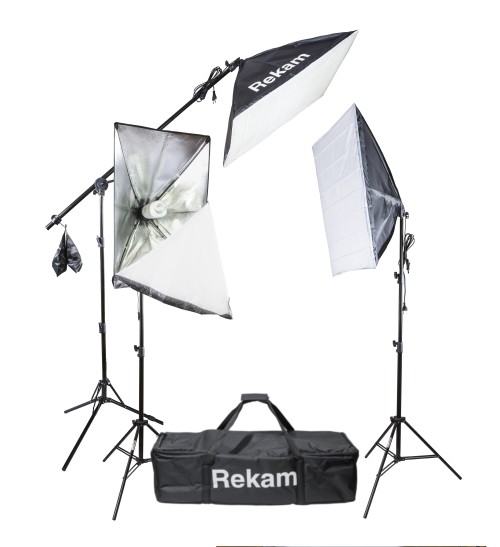 Rekam CL-555-FL3-SB Boom Kit Комплект флуоресцентных осветителей с софтбоксами •   комплект из 3-х флуоресцентных источников постоянного света;
•   суммарная мощность осветителей комплекта - 555 Вт (эквивалентна 2775 Вт лампы накаливания);
•   питание - от сети 220-230 В ~ 50 Гц.
