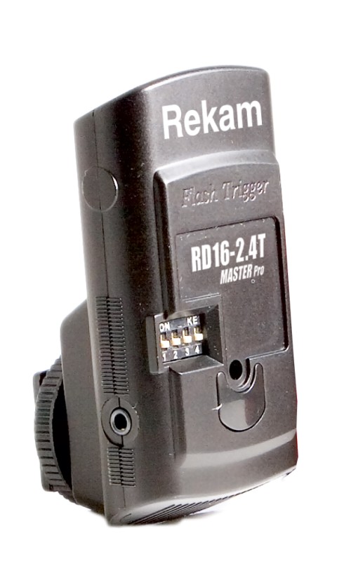 Радиотрансмиттер передатчик Rekam RD16T для синхронизации затвора фотокамеры с импульсными осветителями серии Master Pro, 2,4 ГГц, 16-ти канальный •	радио трансмиттер для синхронизации камеры с осветителем; 
•	16-канальный. 

