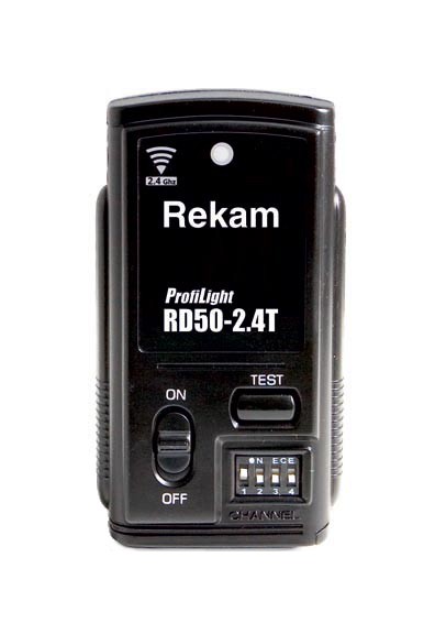 Радиотрансмиттер передатчик Rekam RD50T для синхронизации затвора фотокамеры с импульсными осветителями серии ProfiLight, 2,4 Ггц, 50-ти канальный •	радио трансмиттер для синхронизации камеры с осветителем. 
•	50-канальный. 
