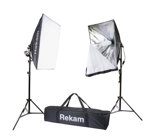 Rekam CL-310-FL2-SB Kit Комплект флуоресцентных осветителей •   комплект из 2-х флуоресцентных источников постоянного света;
•   суммарная мощность осветителей комплекта - 310 Вт (эквивалентна  1550 Вт лампы накаливания);
•   питание - от сети 220-230 В ~ 50 Гц.
