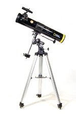 Телескоп Bresser National Geographic 76/700 EQ Рефлектор Ньютона с диаметром объектива 76 мм и фокусным расстоянием 700 мм. Подойдет начинающим пользователям. Установлен на экваториальной монтировке с ручным управлением и оборудован оптическим искателем 5х. В комплекте 3 окуляра, линза Барлоу 3х и лунный фильтр. С комплектующими окулярами позволяет получить увеличение от 28 до 333 крат.