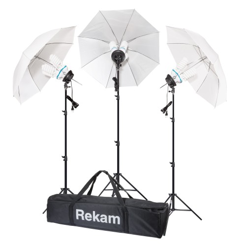 Rekam CL4-900-UM KIT Комплект флуоресцентных осветителей с зонтами •   3 флуоресцентных осветителя (5500 °K);
•   суммарная мощность комплекта - 900 Вт;
•   максимальная яркость всего комплекта эквивалентна 4500 Вт ламп накаливания;
•   наличие 3-х полупрозрачных фотозонтов Ø 93 см, работающих "на просвет", позволяет решать задачи и художественного освещения объекта съёмки;
•   питание осветителей - от сети 220-230 В ~, 50 Гц.
